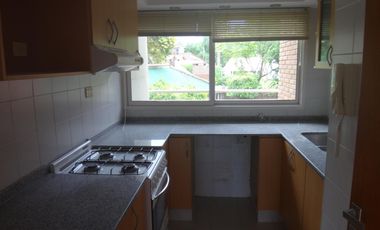 Dpto de 2 dormit., living comedor, balcón con parrillero, cocina, íntimo. baño, cochera y amenities.