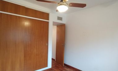 Dpto de 2 dormit., living comedor, balcón con parrillero, cocina, íntimo. baño, cochera y amenities.