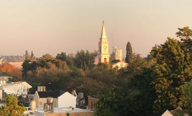 Dpto de 2 dormit., living comedor, balcón con parrillero, cocina, íntimo. baño, cochera y amenities.