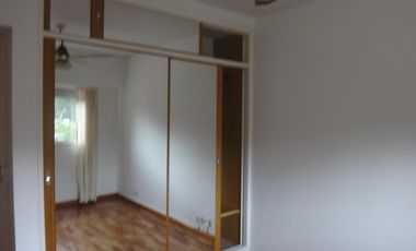 Dpto de 2 dormit., living comedor, balcón con parrillero, cocina, íntimo. baño, cochera y amenities.