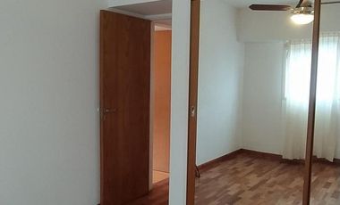 Dpto de 2 dormit., living comedor, balcón con parrillero, cocina, íntimo. baño, cochera y amenities.