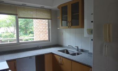 Dpto de 2 dormit., living comedor, balcón con parrillero, cocina, íntimo. baño, cochera y amenities.