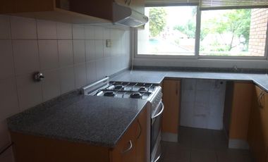 Dpto de 2 dormit., living comedor, balcón con parrillero, cocina, íntimo. baño, cochera y amenities.