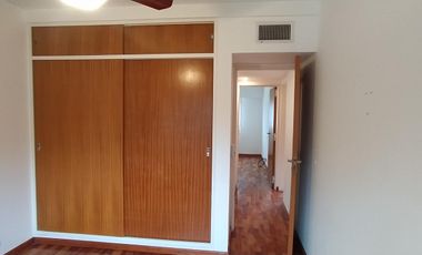 Dpto de 2 dormit., living comedor, balcón con parrillero, cocina, íntimo. baño, cochera y amenities.