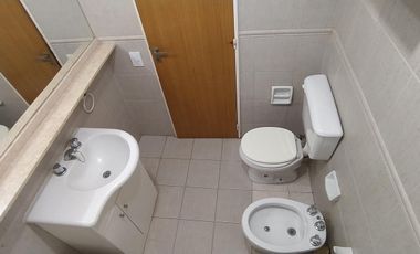 Dpto de 2 dormit., living comedor, balcón con parrillero, cocina, íntimo. baño, cochera y amenities.