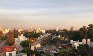 Dpto de 2 dormit., living comedor, balcón con parrillero, cocina, íntimo. baño, cochera y amenities.