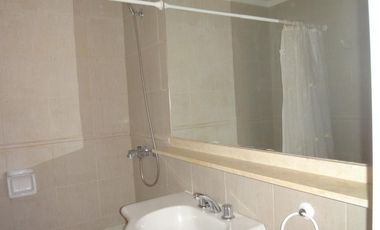 Dpto de 2 dormit., living comedor, balcón con parrillero, cocina, íntimo. baño, cochera y amenities.