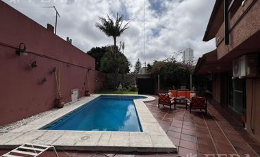 Venta casa con 5 ambientes en Wilde con cochera y piscina