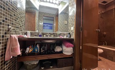 Venta casa con 5 ambientes en Wilde con cochera y piscina