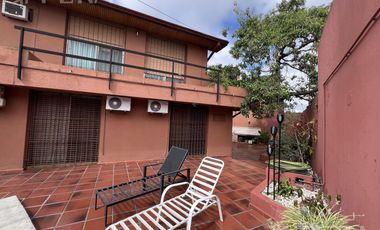 Venta casa con 5 ambientes en Wilde con cochera y piscina