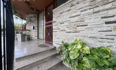Venta casa con 5 ambientes en Wilde con cochera y piscina