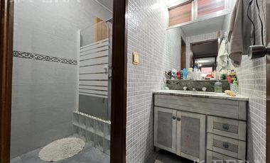 Venta casa con 5 ambientes en Wilde con cochera y piscina