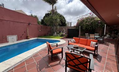 Venta casa con 5 ambientes en Wilde con cochera y piscina