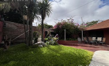Venta casa con 5 ambientes en Wilde con cochera y piscina