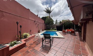 Venta casa con 5 ambientes en Wilde con cochera y piscina