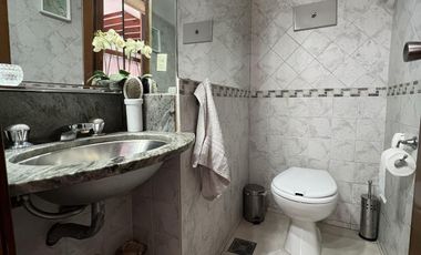 Venta casa con 5 ambientes en Wilde con cochera y piscina