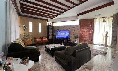 Venta casa con 5 ambientes en Wilde con cochera y piscina