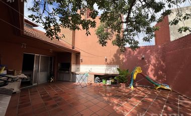 Venta casa con 5 ambientes en Wilde con cochera y piscina