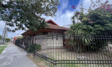 Venta casa con 5 ambientes en Wilde con cochera y piscina