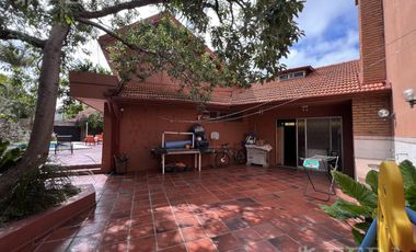 Venta casa con 5 ambientes en Wilde con cochera y piscina