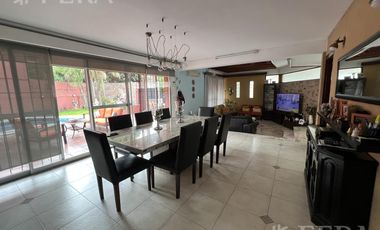 Venta casa con 5 ambientes en Wilde con cochera y piscina