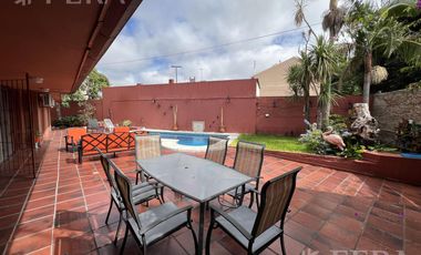 Venta casa con 5 ambientes en Wilde con cochera y piscina