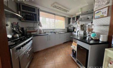 Venta casa con 5 ambientes en Wilde con cochera y piscina