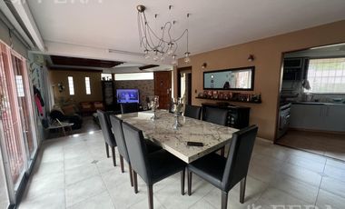 Venta casa con 5 ambientes en Wilde con cochera y piscina