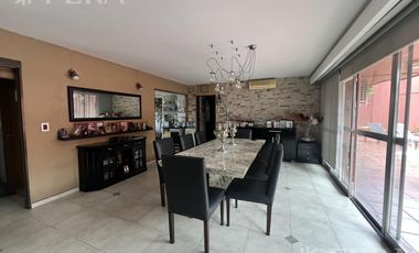 Venta casa con 5 ambientes en Wilde con cochera y piscina