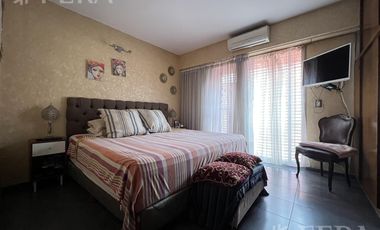 Venta casa con 5 ambientes en Wilde con cochera y piscina