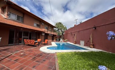 Venta casa con 5 ambientes en Wilde con cochera y piscina