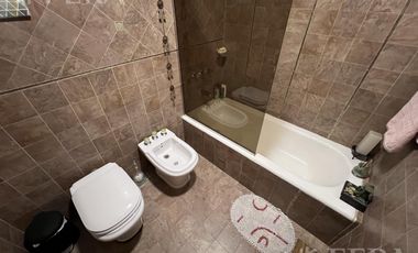 Venta casa con 5 ambientes en Wilde con cochera y piscina