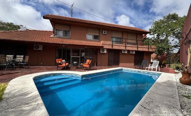 Venta casa con 5 ambientes en Wilde con cochera y piscina