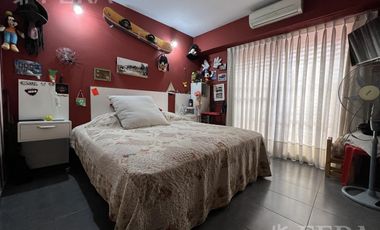 Venta casa con 5 ambientes en Wilde con cochera y piscina