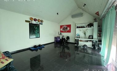Venta casa con 5 ambientes en Wilde con cochera y piscina