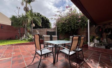 Venta casa con 5 ambientes en Wilde con cochera y piscina