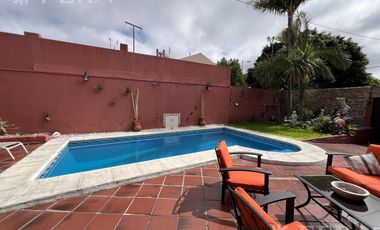 Venta casa con 5 ambientes en Wilde con cochera y piscina