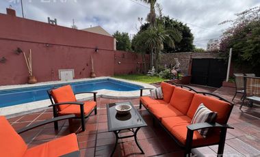 Venta casa con 5 ambientes en Wilde con cochera y piscina