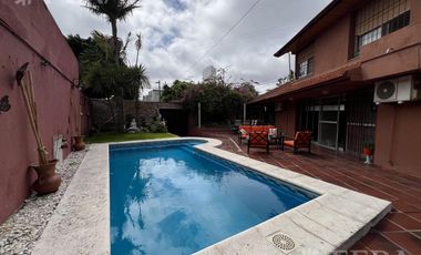 Venta casa con 5 ambientes en Wilde con cochera y piscina