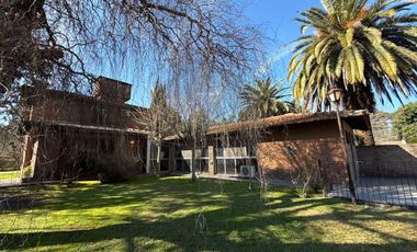 Casa 5 ambientes con gran parque y piscina - Del Viso Pilar