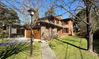 Casa 5 ambientes con gran parque y piscina - Del Viso Pilar