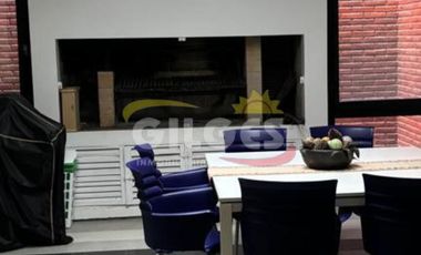 Venta  de Casa 10 Amb. en Olivos De Categoría Con pileta