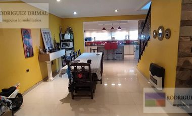 Casa en  Adrogue excelente estado 3 dormitorios cochera quincho y piscina!