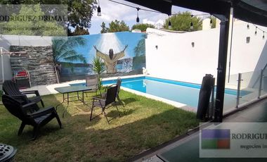 Casa en  Adrogue excelente estado 3 dormitorios cochera quincho y piscina!