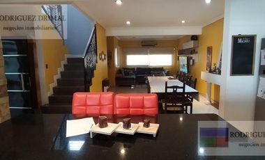 Casa en  Adrogue excelente estado 3 dormitorios cochera quincho y piscina!