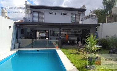 Casa en  Adrogue excelente estado 3 dormitorios cochera quincho y piscina!