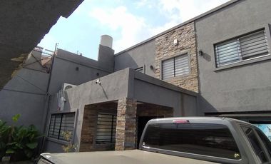 Casa en  Adrogue excelente estado 3 dormitorios cochera quincho y piscina!