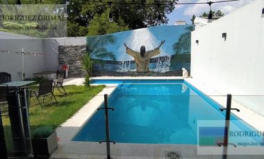 Casa en  Adrogue excelente estado 3 dormitorios cochera quincho y piscina!
