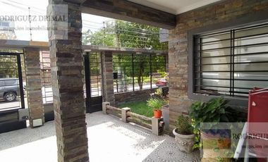 Casa en  Adrogue excelente estado 3 dormitorios cochera quincho y piscina!