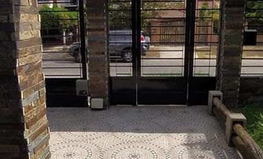 Casa en  Adrogue excelente estado 3 dormitorios cochera quincho y piscina!